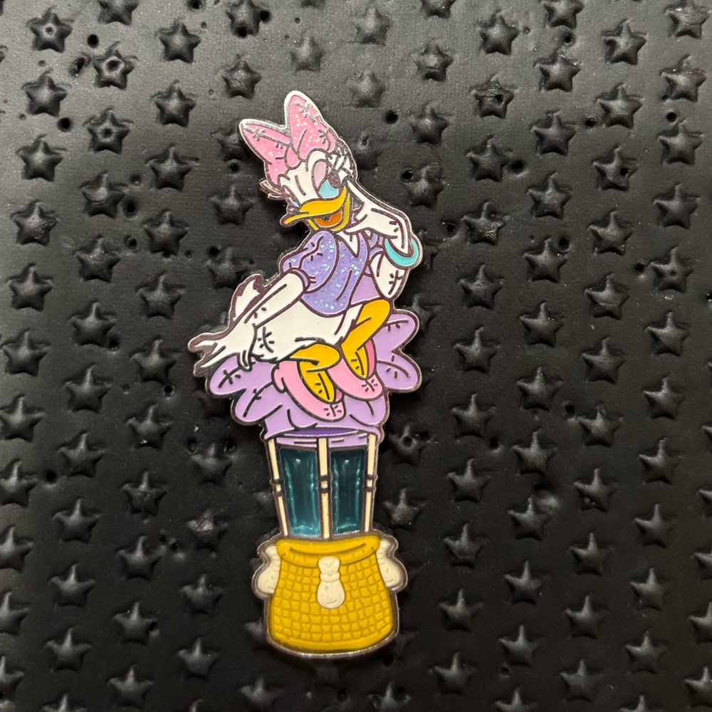 Disney Daisy Duck Floating Down Main Street Hot Air Balloon Pin. Limited Edition